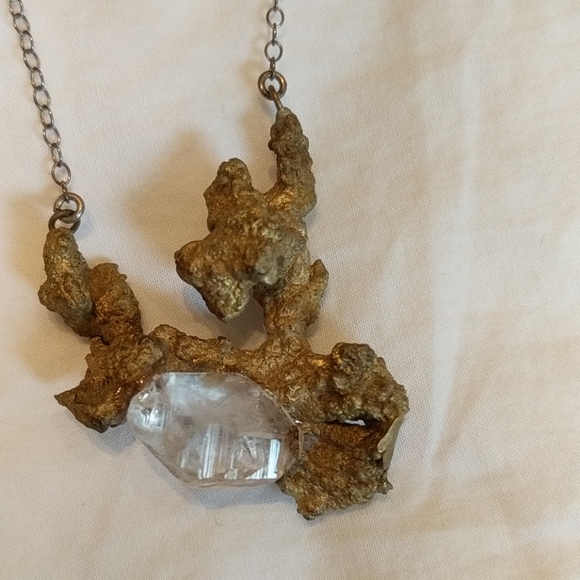 Crystal and brass pendant necklace - Picture 7 of 7